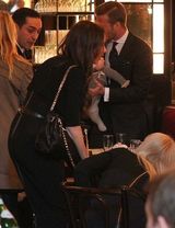 组图：小贝抱爱女现身纽约 可爱小七吐舌卖萌