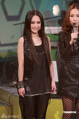 幻灯：阿娇变小魔女舞姿养眼 劲甩长发表演卖力