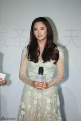 组图：张雨绮淡雅镂花长裙出镜 尽显女人味