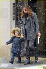 组图：米兰达大雪天带子出街 小弗林见雪花兴奋