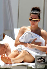 幻灯图集：金-卡戴珊迈阿密度假 比基尼秀丰胸