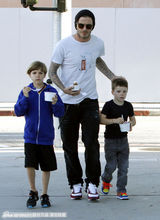 组图：贝克汉姆携三公子外出 父子吃冰激凌玩回眸