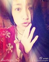 组图：央吉玛搞怪生活照曝光 点朱砂另类妆容