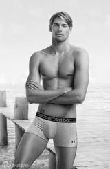 组图：法国泳坛美男展现性感运动魅力