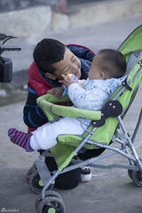 组图：《爸爸》萌娃当家照顾宝宝 kimi意外落水