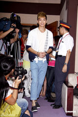 飞轮海化身列车长 带海外粉丝体验铁道之旅(图)