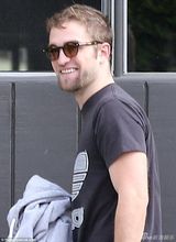 组图：罗伯特-帕丁森出街身形清瘦 气色变好