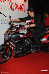 组图：郭富城助阵单车发布会 变身机车男耍酷