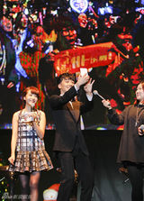 组图：BB三子火爆开唱圣诞夜 秀中文与粉丝互动