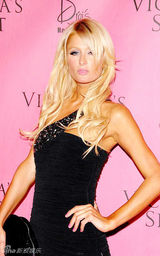 幻灯图集：帕丽斯-希尔顿秀露肩礼服 性感窈窕