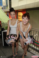 组图：香港嫩模亲吻互摸胸部 香吻夹击过路老翁