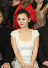 组图：江铠同出席活动 白裙束发展爽朗范儿