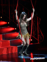 组图：赛琳娜温哥华首演 大秀美胸展现妖娆身姿