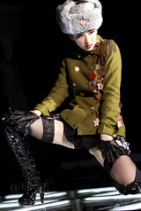 组图：黄奕《东成西就211》百变造型玩制服诱惑 