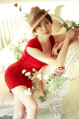组图：王乐君贺春红裙写真 小性感显玲珑曲线