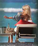 组图：女星希斯特德三点式戏水 俯身秀好身材