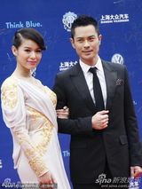 组图：郑嘉颖胡杏儿亮相华鼎红毯上演黑白配