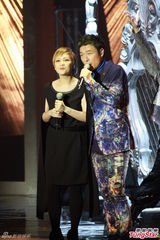 组图：慈善晚会谭咏麟等献唱 港姐冠军亮相庆功