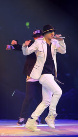 组图：蔡依林爆乳装性感捞金 紧身皮裤秀美腿