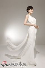 幻灯图集：孙俪清新代言洗眼液 表情可爱白裙飘逸