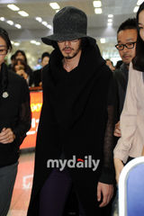 组图：日本演员小田切让飞抵釜山金海机场