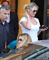 组图：巴里摩尔三婚倒计时 闺蜜迪亚茨作陪选衫