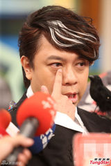 蔡康永患病毒性颜面失调后露面 面部仍不稳(图)