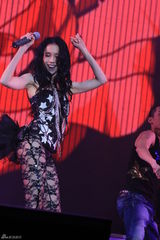 组图：莫文蔚长沙亮嗓 张亚东助阵避谈绯闻