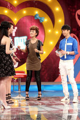 组图：“娃娃音”丫头录节目晕倒 光良上演英雄救美 