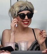 幻灯图：Lady gaga铆钉装看棒球赛 不满球员竖中指