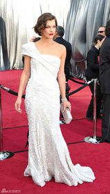 高清组图：奥斯卡红毯米拉-乔沃维奇红唇秀香肩