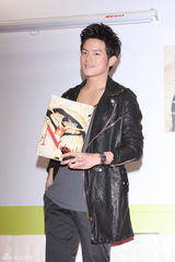 组图：宥胜签售新书 笑称被奶奶逼婚