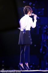 组图：杨钰莹干练造型献唱 笑谈:别抢人家饭碗