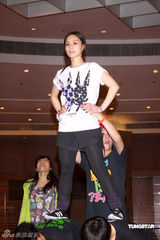 幻灯图集：Twins为个唱彩排 陈伟霆容祖儿探望加油