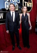 组图：美国演员工会奖红毯朱莉皮特十指紧扣