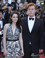 组图：暮光女戛纳走秀罩杯小难撑深V