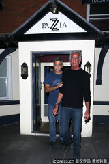 组图：皮特好事将近包场宴请好友乔治-克鲁尼