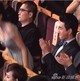 组图：吴奇隆2012年曾亲昵牵手刘诗诗眼神温柔