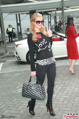 组图：希尔顿携男友来港 墨镜遮面大方拍照