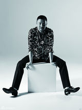 组图：黄志忠蓄须出镜登封面 沧桑感潮叔范儿十足