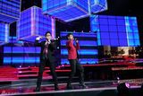 高清图：群星闪耀东方卫视跨年 五月天摇滚全场