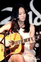 高清组图：黄龄台北宣传新碟 女生可以只立业不成家