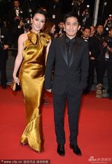 组图：梁朝伟夫妇戛纳走红毯 刘嘉玲金裙气场足