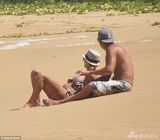 组图：抖奶超模与神秘男度假 裸上身性感下海