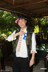 组图：林峰提前与歌迷庆生日 许下愿望陪家人