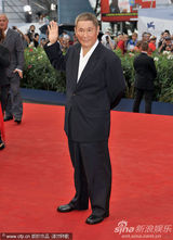组图：北野武红毯走秀 面瘫无表情更显成熟魅力