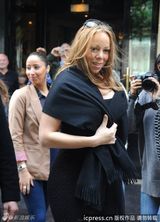 组图：玛丽亚-凯莉与老公机场秀恩爱 大秀性感乳沟