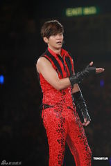 组图：罗志祥俏皮红衫红馆开唱 摔倒杨丞琳怀中