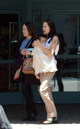 组图：女神朱莉心中的女神 其母珍贵旧照曝光