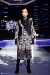 组图：众星冬夜闪耀时尚大典 倪妮甜美梁静霸气